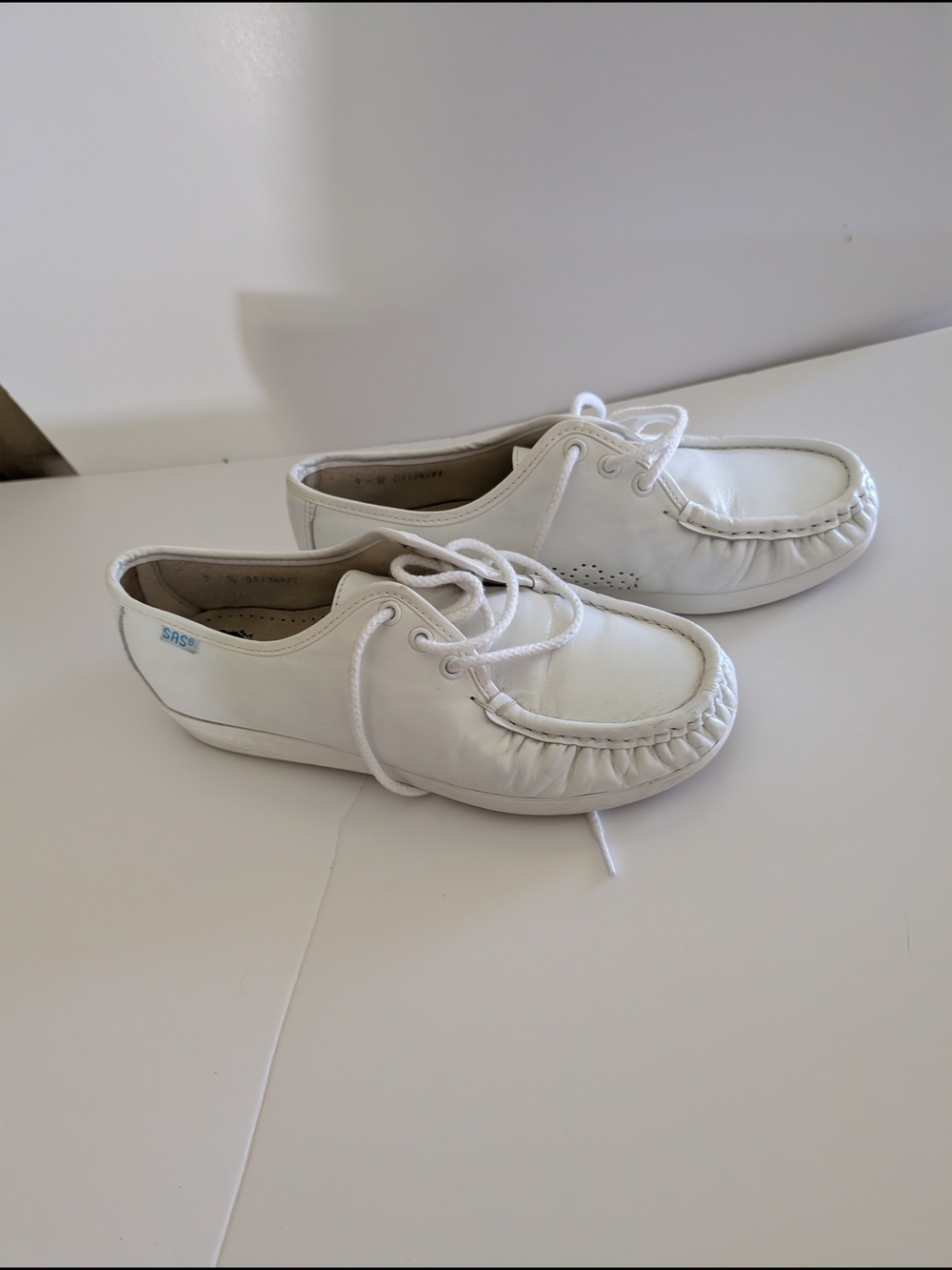 Women's SAS White Lace-Up Loafers. Size 7W